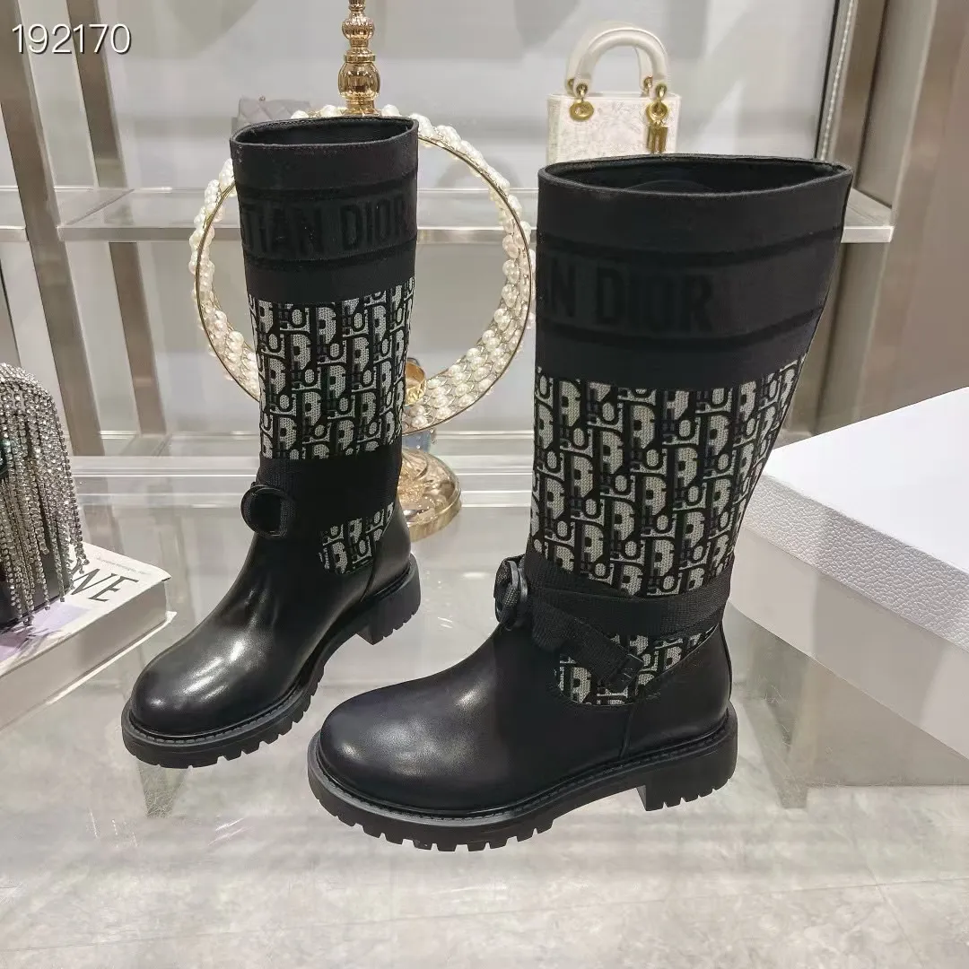 👟👟Ex-factory price 560👟👟 Dior color-blocking new boots for autumn and winter, the latest electric embroidery color-blocking letter logo for autumn and winter, round-toe high-top knight boots for women, Material: first-layer cowhide stitched with electric embroidery fabric, sheepskin lining for feet, original molded TPU outsole Size: 35-40 yards